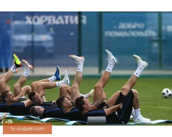 纳赛尔勉励德罗专注训练踢足球